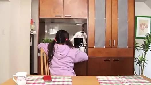 İki Asyalı Kız Kardeş Evlerindeki Misafir Öğrenciden Faydalanıyorlar