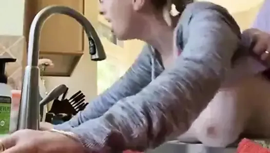 mutfakta arkadaşının karısını siken namussuz