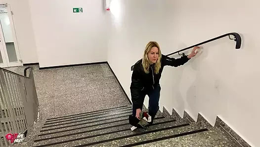 sevimli sarışın kaltak halka açık yerlerde uzaktan kumandalı orgazm oluyor