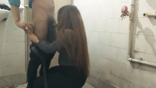 ofis personeli seksi bayan banyoda patronu ile sikişiyor