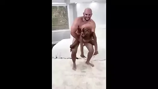 Ürkütücü bir fıstığı sikiyor