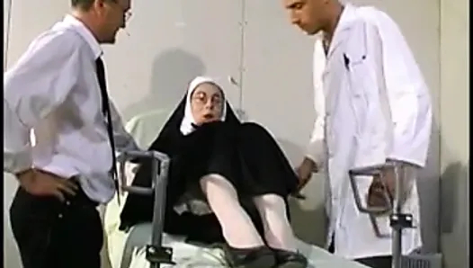 Fransız rahibe kontrol sırasında götten sikiliyor