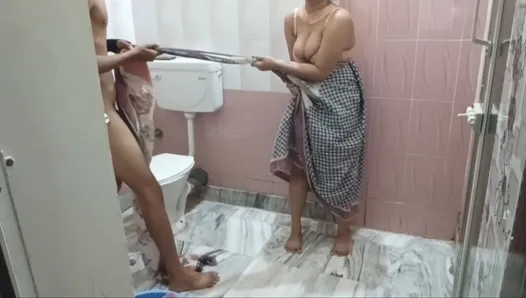 genç üvey kardeş banyoda porno videoları izlerken mastürbasyon yapıyordu achanak behen ne dekh liya üvey kız kardeşi onu gördü