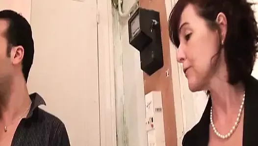 Seksi kızıl saçlı Fransız MILF katta penis aydıyor