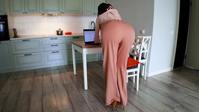 Otoriter üvey anne, işteyken üvey oğlunu ereksiyon halinde yakaladı.