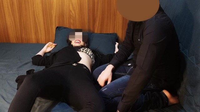 Bir partide biri bana bir numara verdi, ben de onay verip onu eve götürdüm (filmin tamamı ilginç Farsça konuşmalarla dolu).