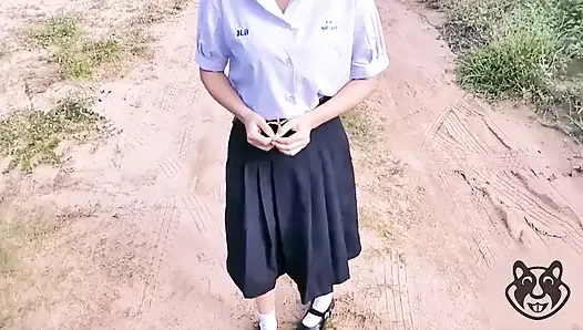 Taylandlı kız öğrenci ormanda kavununu yediriyor