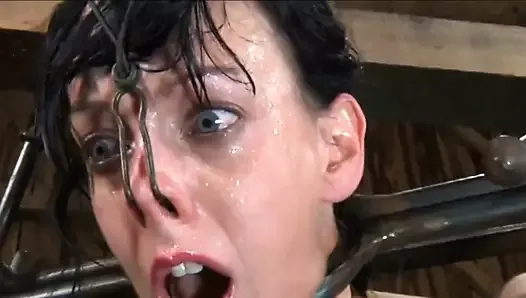 angelique punie et humiliee par les femiyors de ses deux amant