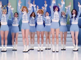 attıramaya layık bacaklarını iki kez gösteriyor
