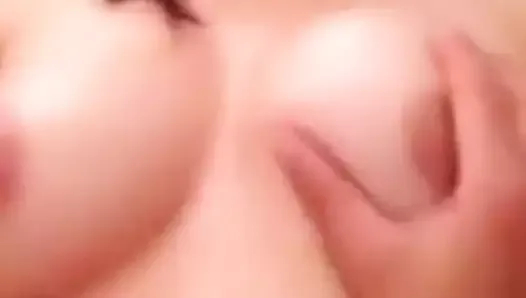 seksi taylandlı kız arkadaşı erkek arkadaşının yarrakuna binerken azgın hissediyor