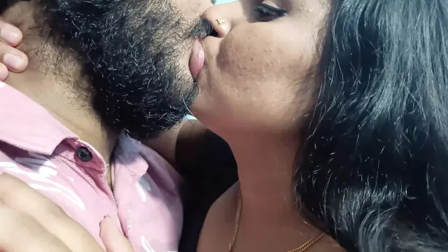 vaishnavy ve sharun raj tam çıplak seks ile uzun dudak kilidi slowmotion müzikle başlar, ardından gerçek ses normal hızıyla başlar