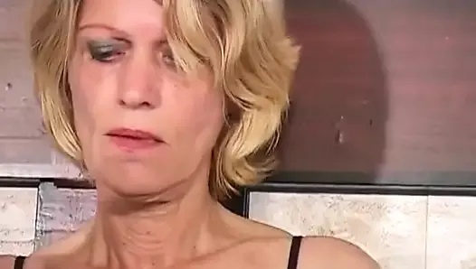 Birinci sınıf Alman hemşire bir profesyonel gibi büyük penis aydıyor